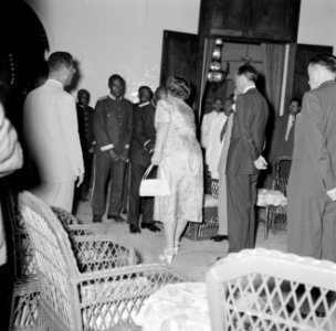 De koningin ontmoet in Paramaribo in het gouvernementshuis de granmans van de bo, Bestanddeelnr 252-4495