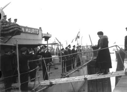 De Koningin bezoekt oorlogsschepen D. H. M. Evertsen en H. M. Maurits van Nassau, Bestanddeelnr 901-4604