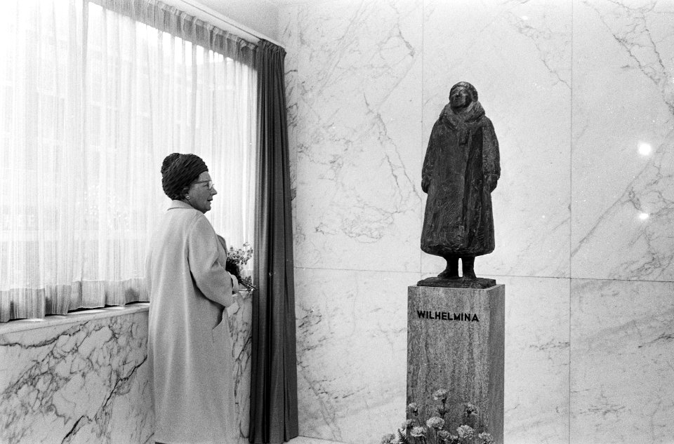 De koningin bekijkt een standbeeld van koningin Wilhelmina, Bestanddeelnr 920-4105
