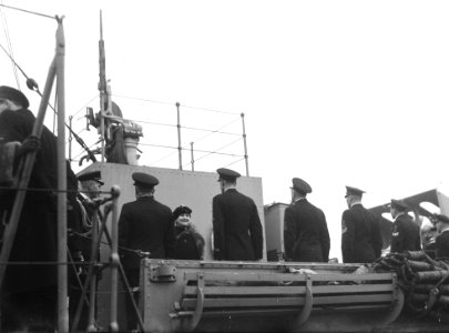 De Koningin bezoekt oorlogsschepen D. H. M. Evertsen en H. M. Maurits van Nassau, Bestanddeelnr 901-4605