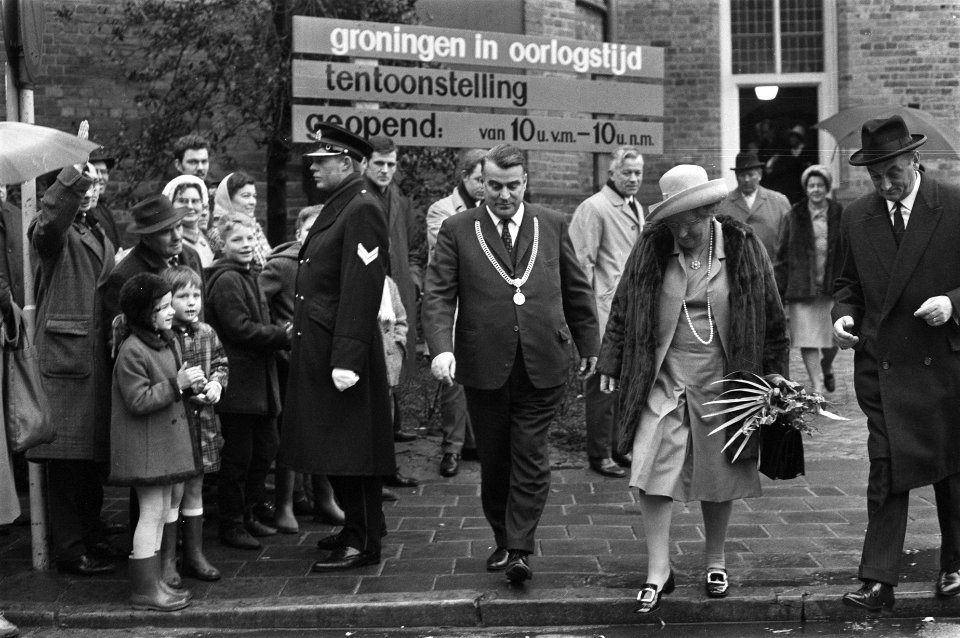 De koningin samen met burgemeester Berger, Bestanddeelnr 923-4481