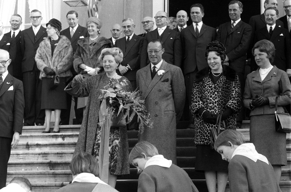 De koningin, prins Bernhard en de prinsessen Beatrix en Irene nemen op het borde, Bestanddeelnr 912-1873