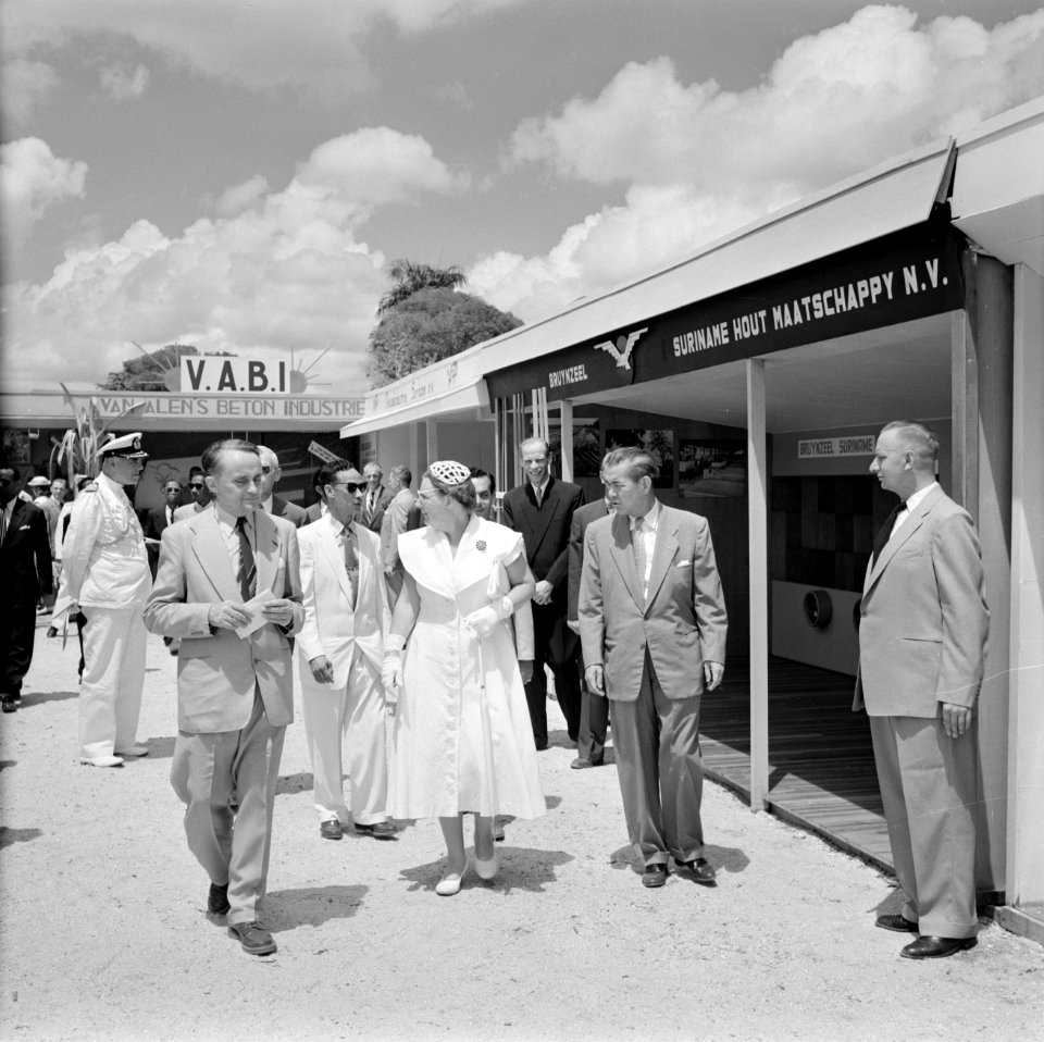 De koningin passert de stand van Bruynzeel Suriname Hout Maatschappij op de Suri, Bestanddeelnr 252-4277