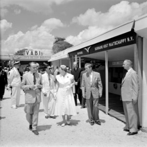 De koningin passert de stand van Bruynzeel Suriname Hout Maatschappij op de Suri, Bestanddeelnr 252-4277