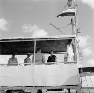 De koningin aan boord van de Beatrix op weg naar Nickerie, Bestanddeelnr 252-4587