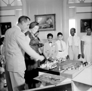De koningin bewondert een maquette van de Emmabrug, een geschenk van de Curaçaos, Bestanddeelnr 252-3788