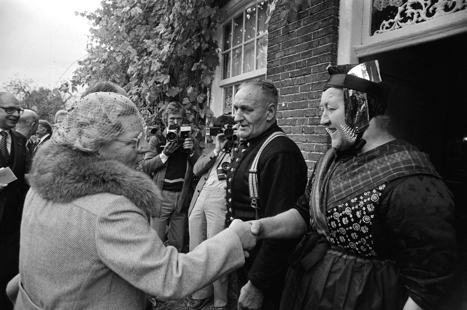 De koningin begroet in Staphorst het gezin Huisman (in klederdracht), Bestanddeelnr 930-4966