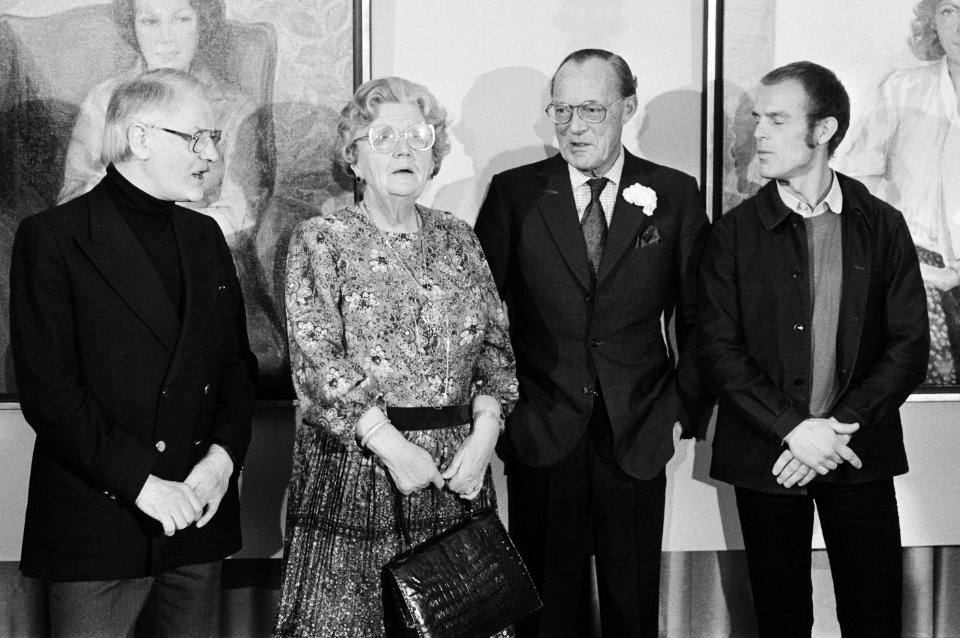 De koningin, vergezeld van prins Bernhard, neemt het Nationaal Geschenk in ontva, Bestanddeelnr 930-5548
