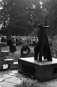 De koningin legt een krans bij het SNSJV-monument, Bestanddeelnr 928-1278