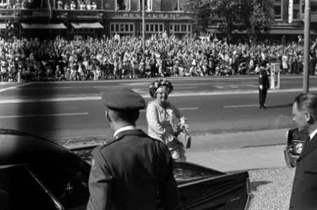 De Koningin arriveert bij de Grote Kerk, gadegeslagen door rijen toeschouwers, Bestanddeelnr 921-6647