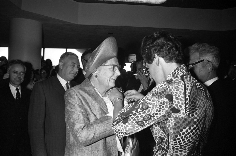 De koningin krijgt iets opgespeld, Bestanddeelnr 925-5965