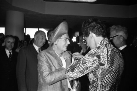 De koningin krijgt iets opgespeld, Bestanddeelnr 925-5965