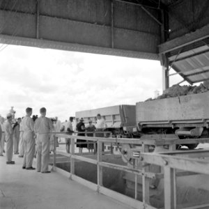 De koningin bekijkt het bauxietvervoer in de fabriek van de Surinaamse Bauxiet M, Bestanddeelnr 252-4437