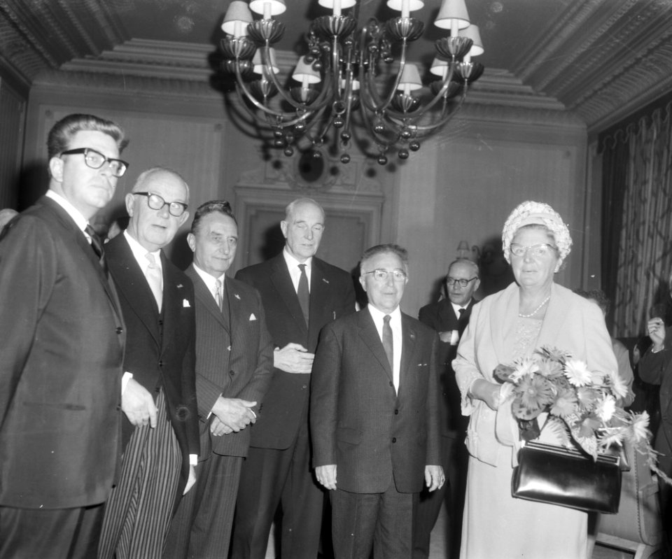 De koningin met bestuur en sprekers, Bestanddeelnr 916-9899