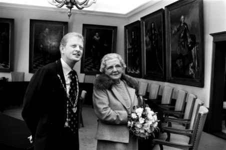 De koningin bekijkt met burgemeester Kleemans Oranje portretten in de raadzaal v, Bestanddeelnr 930-4980