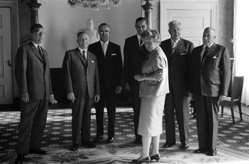 De Koningin ontvangt hoofdbestuur van de maatschappij der diergeneeskunde, links, Bestanddeelnr 914-2954