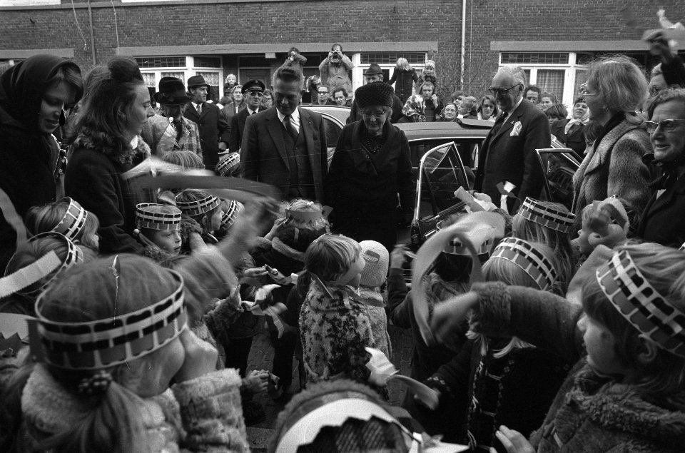 De koningin bekijkt een aantal feestelijk uitgedoste kinderen van een door haar , Bestanddeelnr 926-8219