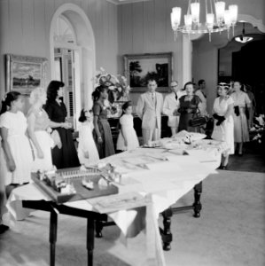 De koningin metde kinderen die geschenken voor haar hebben gemaakt. Rechts de vr, Bestanddeelnr 252-3796