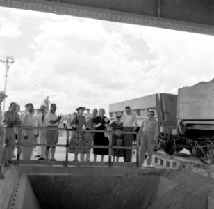 De koningin op bezoek in de fabriek van de Surinaamse Bauxiet Maatschappij in Mo, Bestanddeelnr 252-4438