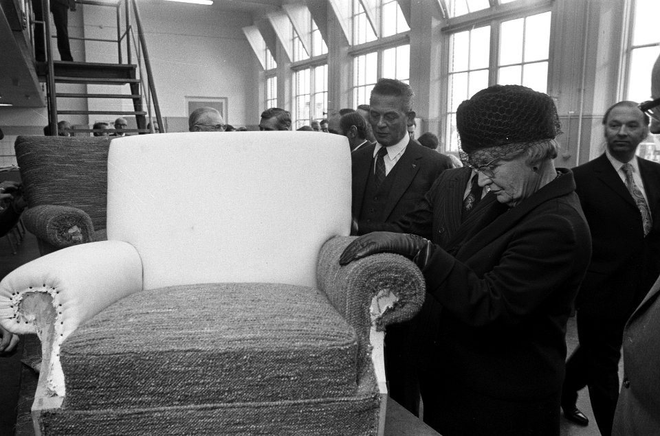 De koningin bekijkt de stoffering van een stoel in een van de bezochte scholen, Bestanddeelnr 926-8218