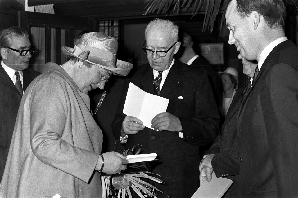 De koningin met twee vertegenwoordigers van de bevolking, Bestanddeelnr 923-4482