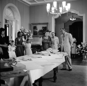 De koningin bewondert geschenken van de Curaçaose jeugd, Bestanddeelnr 252-3783