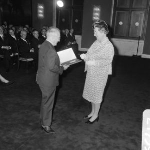 De Koningin feliciteert de schrijver in het Koninklijk Paleis op de Dam, Bestanddeelnr 921-7394