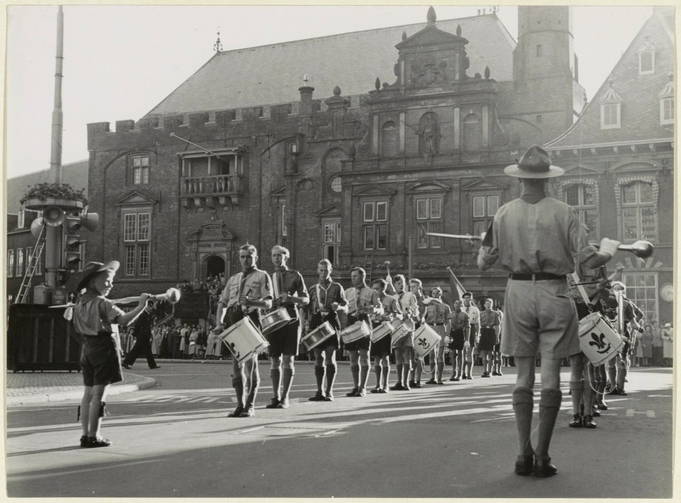De drumband van de Padvinderij tijdens een optreden op de Grote Markt. NL-HlmNHA 54004183