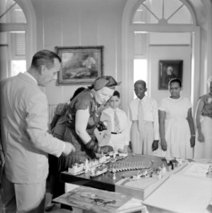 De koningin bewondert een maquette van de Emmabrug, een geschenk van de Curaçaos, Bestanddeelnr 252-3787