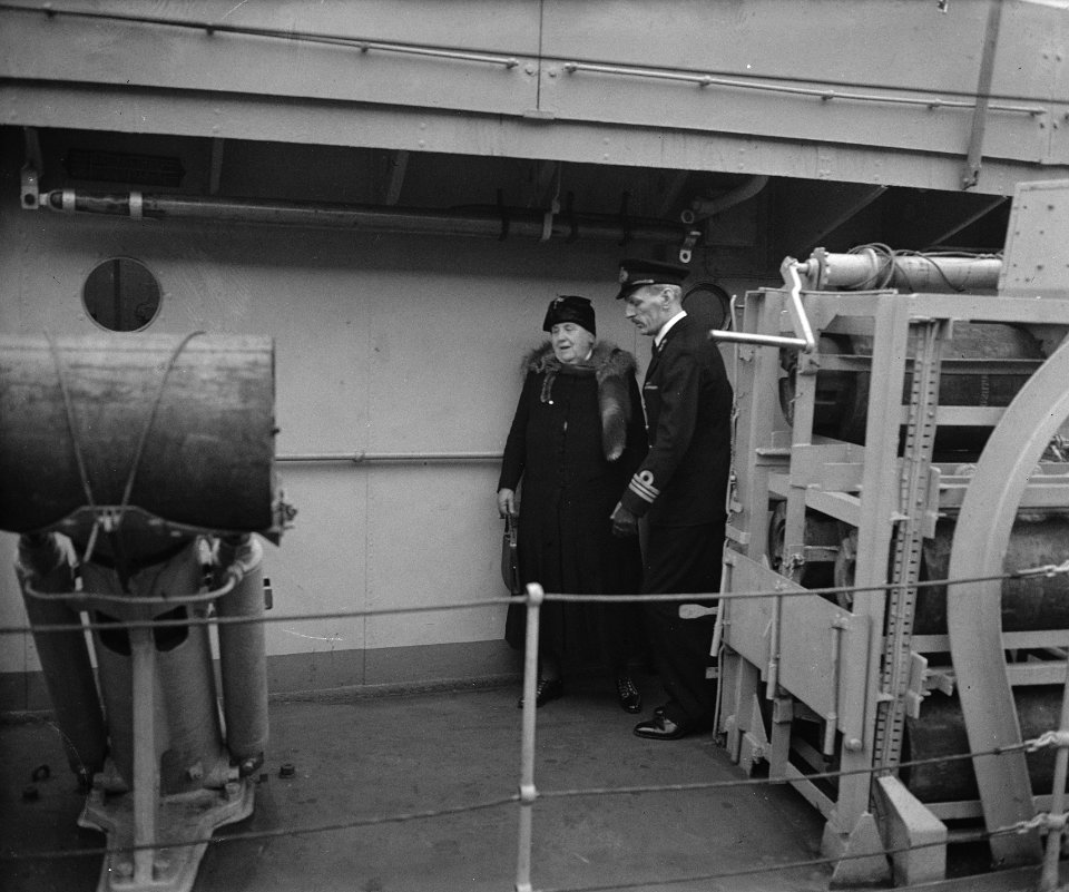 De Koningin bezoekt oorlogsschepen D. H. M. Evertsen en H. M. Maurits van Nassau, Bestanddeelnr 901-4600