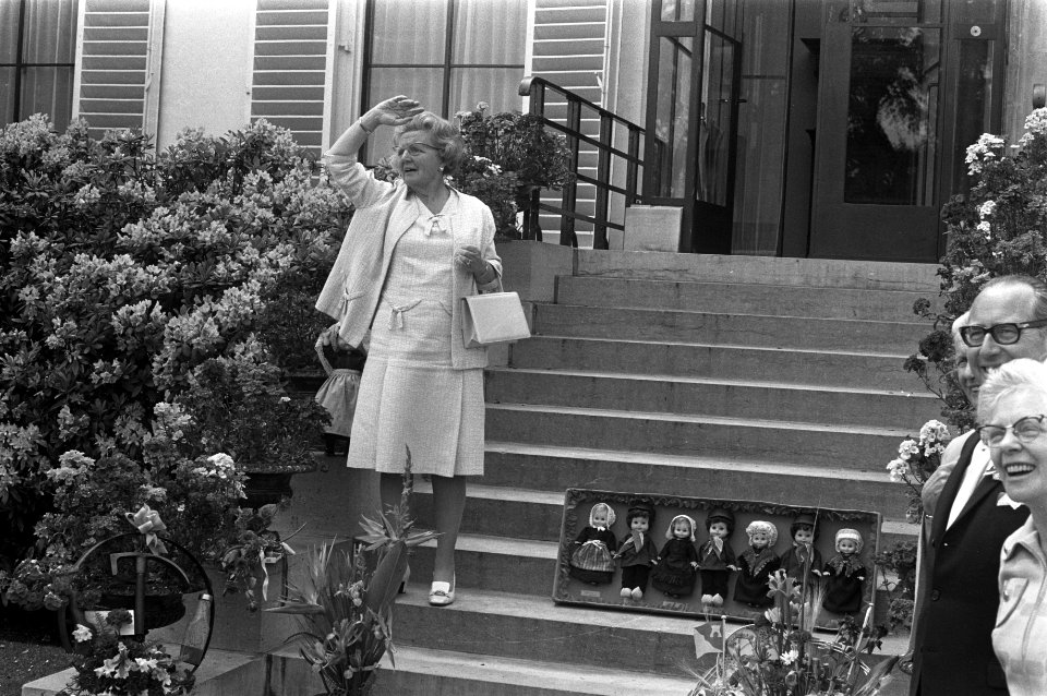 De koningin bedankt haar bezoekers voor alle geschenken, Bestanddeelnr 925-6663