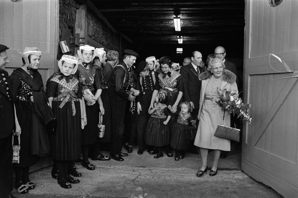 De koningin in Staphorst met het gezin Huisman (in klederdracht) met de hele fa…, Bestanddeelnr 930-4967
