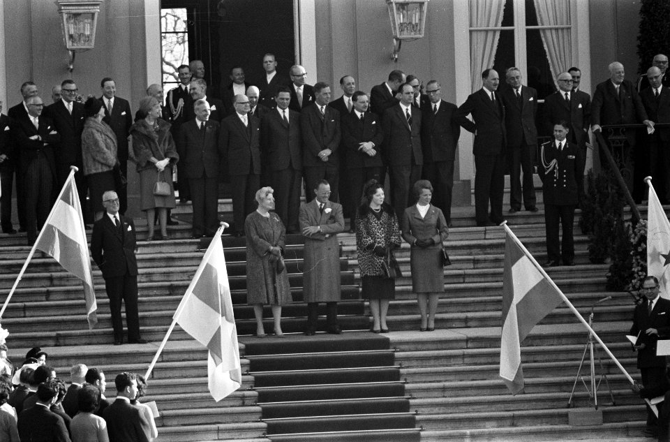 De koningin, prins Bernhard en de prinsessen Beatrix en Irene nemen op het borde, Bestanddeelnr 912-1877