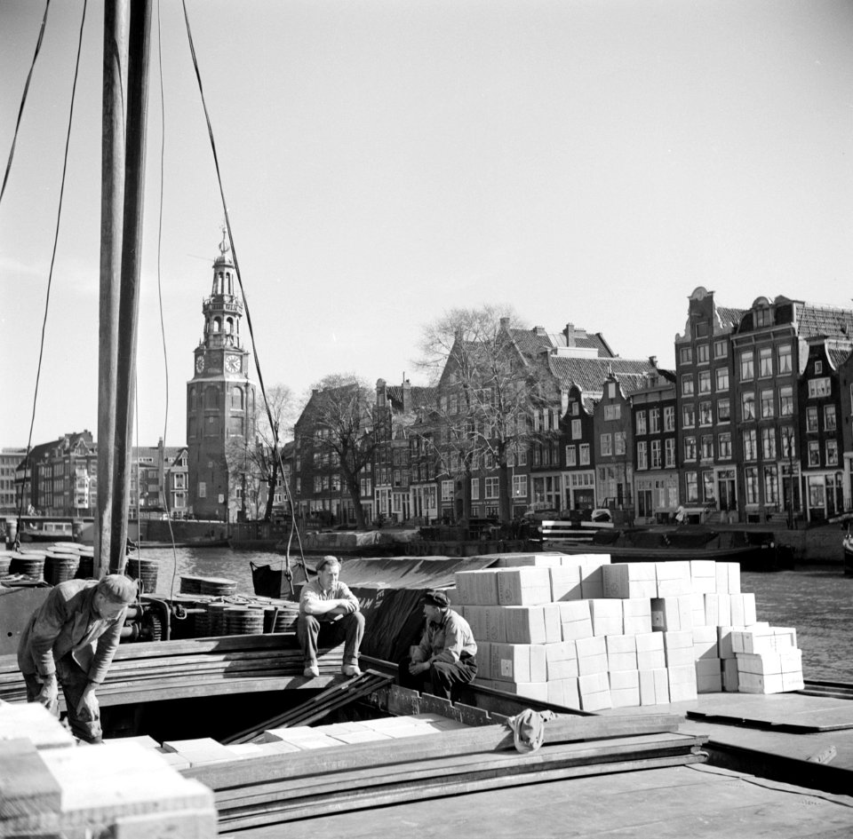 De Eilandsgracht met rechts de Oude Waal en op de achtergrond de Montelbaanstore, Bestanddeelnr 254-5571