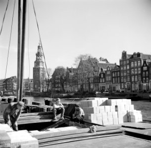 De Eilandsgracht met rechts de Oude Waal en op de achtergrond de Montelbaanstore, Bestanddeelnr 254-5571