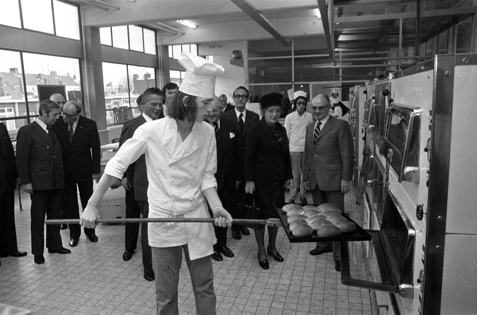 De koningin bekijkt een bakker in opleiding in de Vatelschool, Bestanddeelnr 926-8216