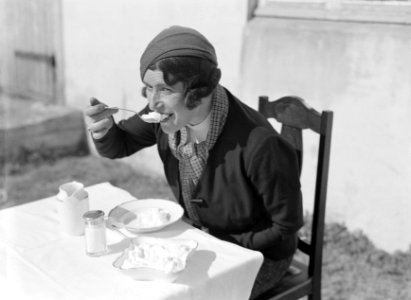 De Duitse journaliste Anita Joachim geniet van een portie skyr, Bestanddeelnr 190-0483
