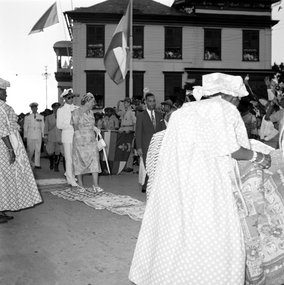 De koningin loopt door Domburg Op de voorgrond een kotomisi, Bestanddeelnr 252-4209