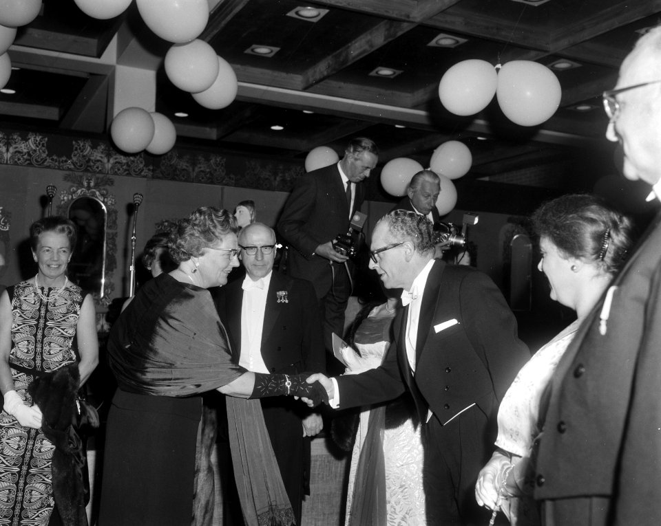 De koningin begroet minister Vrolijk van CRM, Bestanddeelnr 917-7675