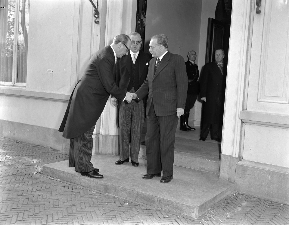 De Duitse minister van Buitenlandse Zaken, Heinrich von Brentano bij minister-pr, Bestanddeelnr 907-6303