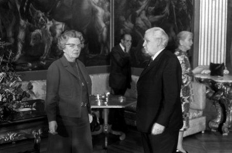 De koningin met Mr van Thiel, Bestanddeelnr 926-8796