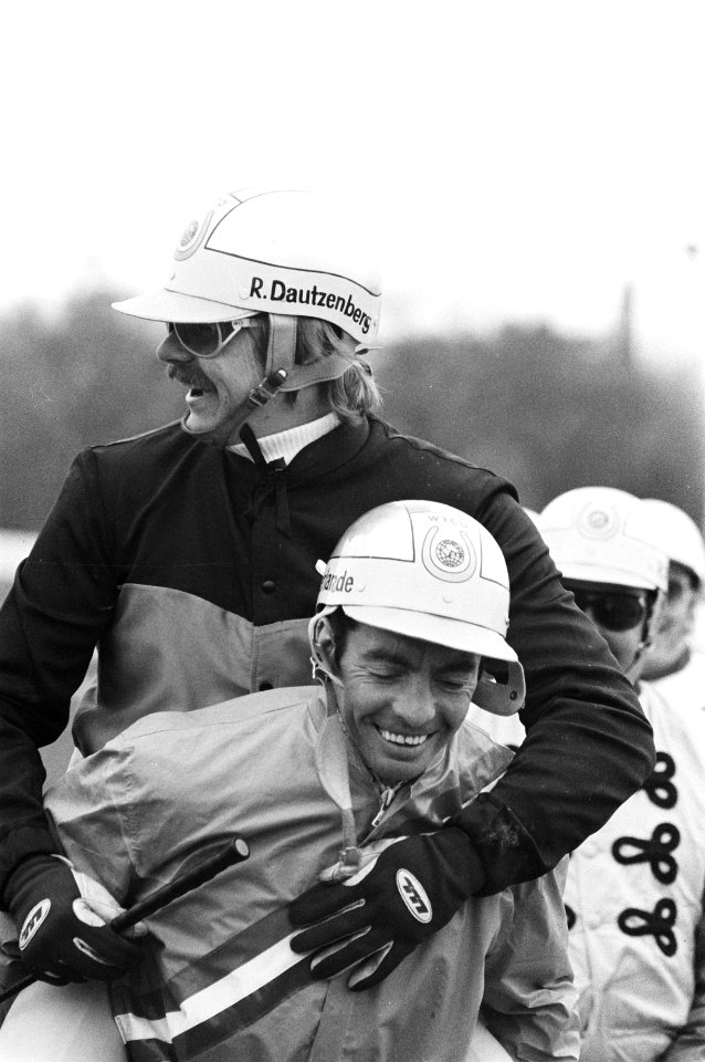 De Duitse Europees kampioen Rolf Dautzenberg op de rug van de Nederlander Jan Wa, Bestanddeelnr 929-1105