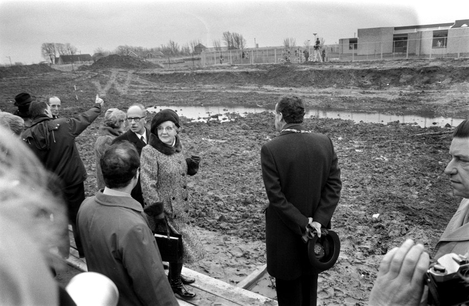 De koningin met rechts van haar de burgemeester van Alphen aan den Rijn, R.M. Ga, Bestanddeelnr 926-9636