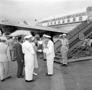 De koningin neemt op het vliegveld Zanderij bij het vertrek uit Suriname afschei, Bestanddeelnr 252-4791