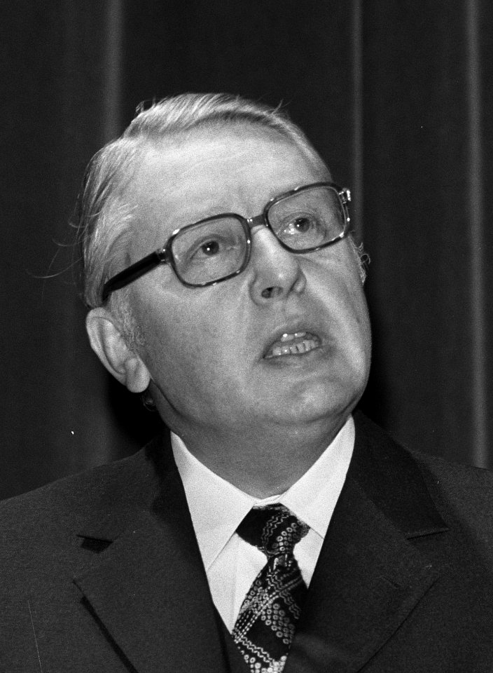 De Duitse minister van verkeer Lauritzen spreekt tijdens de opening, Bestanddeelnr 926-8231 (cropped)