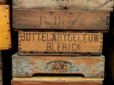 De Druif, Bottelary De Leuw blerick, Stoombierbrouwerij De Kroon Arnhem, bierkratten