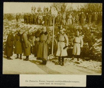 De Duitse Keizer Wilhelm II begroet voorbijtrekkende troepen naast hem de Kro, Bestanddeelnr 158-0303