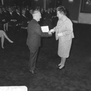 De Koningin feliciteert de schrijver in het Koninklijk Paleis op de Dam, Bestanddeelnr 921-7391