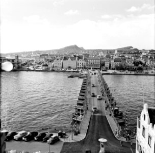 De Emmabrug in Willemstad, Curaçao, met zicht op Otrobanda, Bestanddeelnr 252-3105