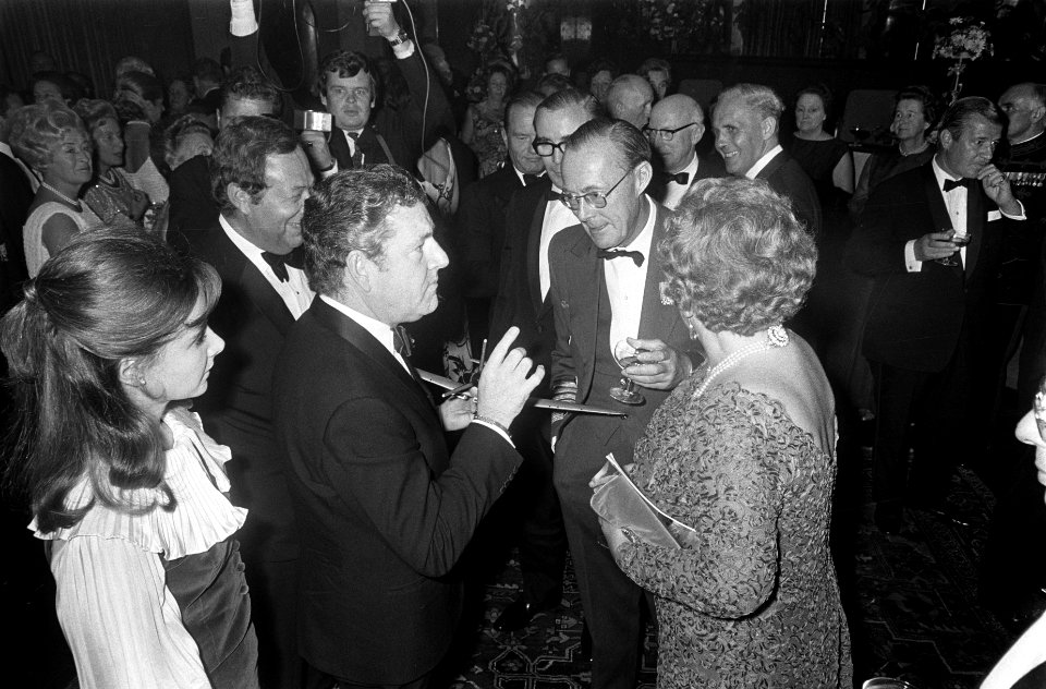 De Engelse acteur Kenneth More biedt prins Bernhard en koningin Juliana een mode, Bestanddeelnr 922-8216